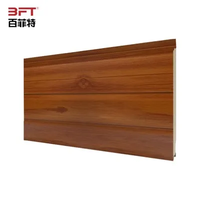 Paneles de fachada metálicos con aspecto de madera marrón ocre